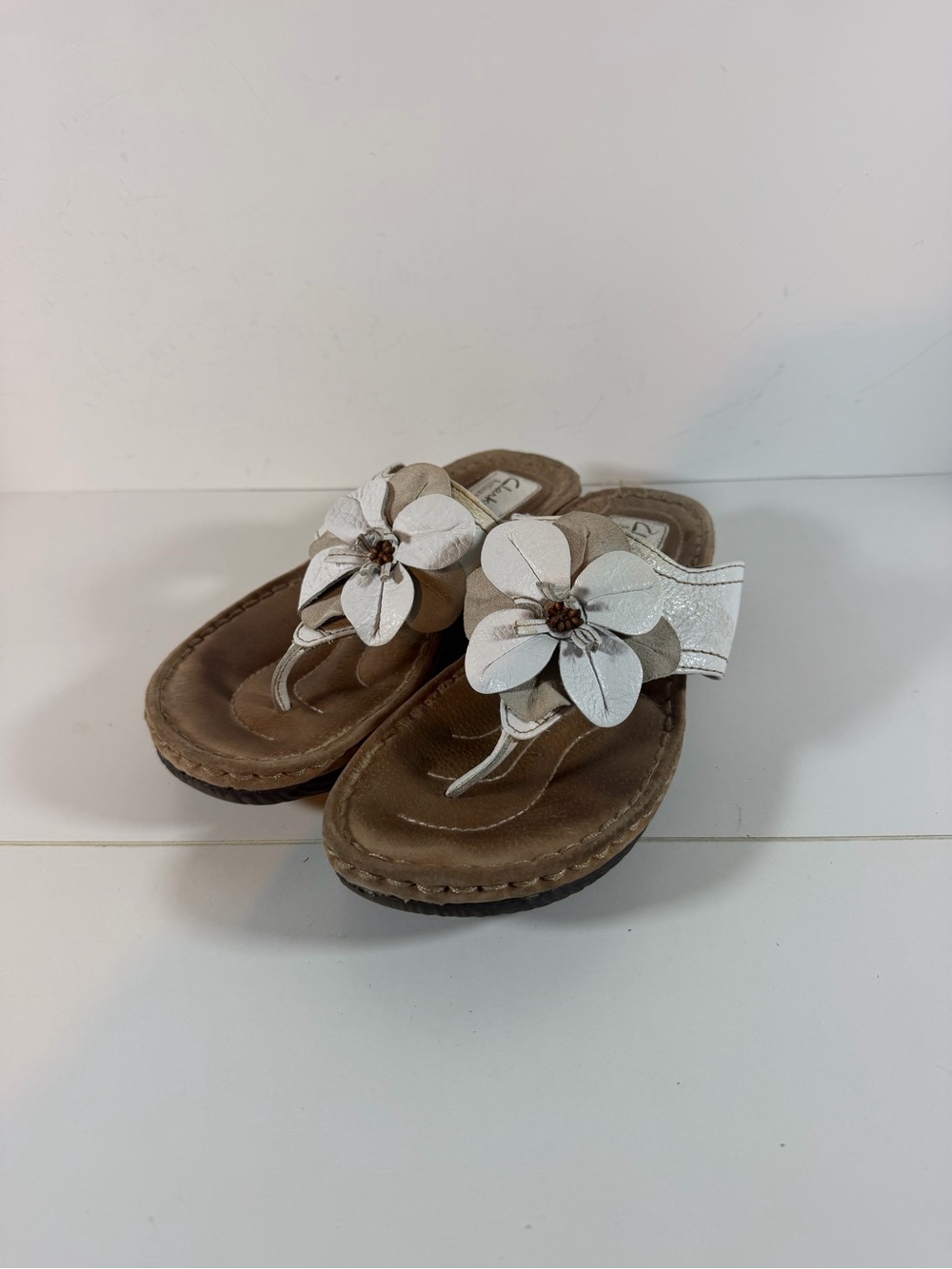 Clark’s Women’s White Flower Thong Sandals - Comfortable Flip Flops
